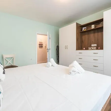Peaceful Pastel Retreat In Апартаменти